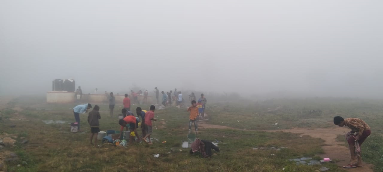 శీతల పొగమంచులో విద్యార్థుల అవస్థలు