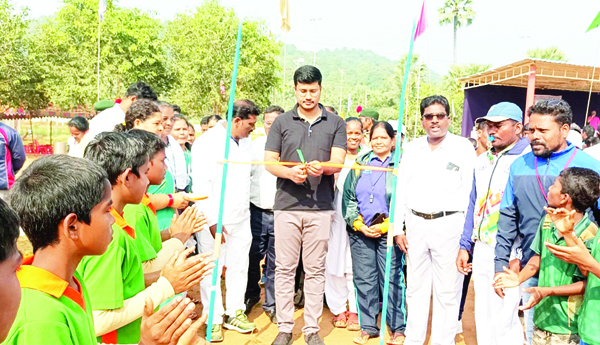 చదువుతో పాటు ఆటలు నేర్పించాలి