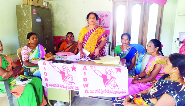 మహిళలను కించపరుస్తూ మాట్లాడిన గరికపాటి బహిరంగ క్షమాపణ చెప్పాలి