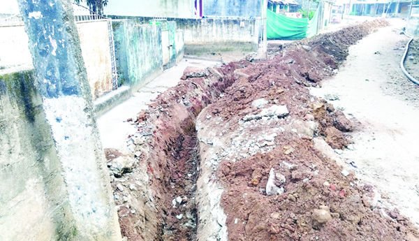 తాగునీటి పైపులైన్ల ఏర్పాటుకు ఇష్టానుసారంగా తవ్వకాలు