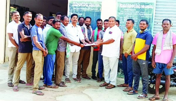 జిసిసి హమాలీలకు కూలీరేటు పెంపుపై జిఒ విడుదల చేయాలని ధర్నా