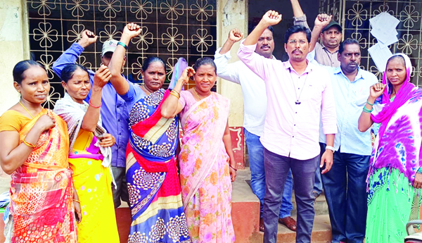  పెండింగ్‌ వేతనాలు చెల్లించాలని పంచాయతీ కార్మికుల ఆందోళన