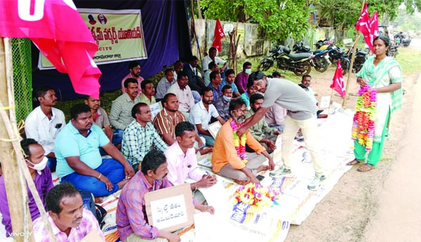 పెండింగ్‌ వేతనాలు చెల్లించాలని నిరాహార దీక్ష