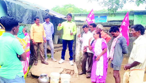 బోరుబావులకు మరమ్మతులు చేపట్టాలని ధర్నా