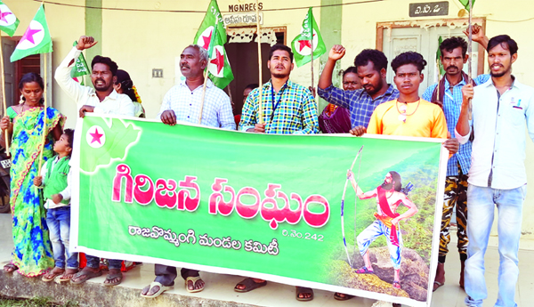 ఉపాధి హామీ కూలి సొమ్ము చెల్లించాలని ధర్నా