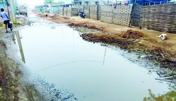 పగిలిన తాగునీటి పైపులైన్లు