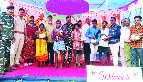 గిరిజనులకు రేడియోలు పంపిణీ