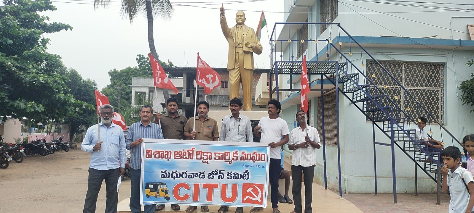 ఆటో డ్రైవర్లపై దౌర్జన్యం తగదు