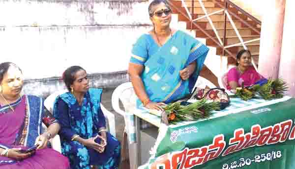 రామ్‌దేవ్‌ బాబా వెనక్కి తీసుకోవాలి