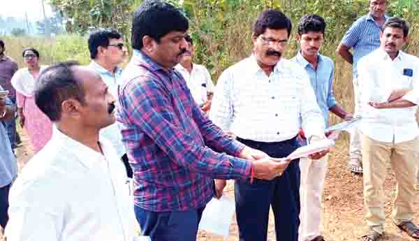 గృహాలను సత్వరంగా పూర్తి చేయాలి