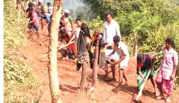 శ్రమదానంతో రోడ్డు పనులు