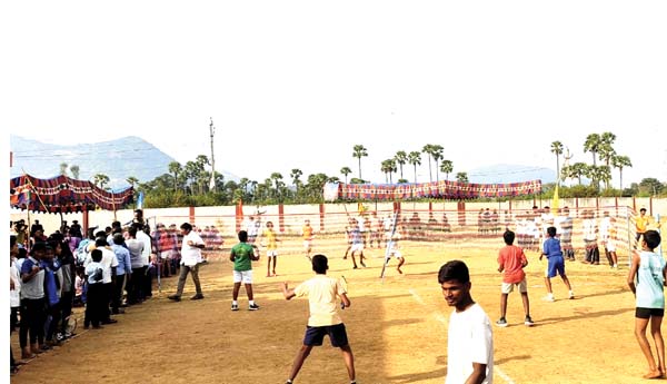 ఉత్సాహంగా బాల్‌ బ్యాడ్మింటన్‌ పోటీలు