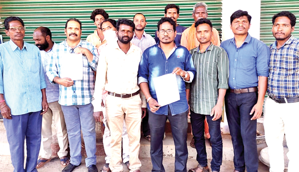 షాపింగ్‌ కాంప్లెక్స్‌ నిర్వాహకుల నిరసన