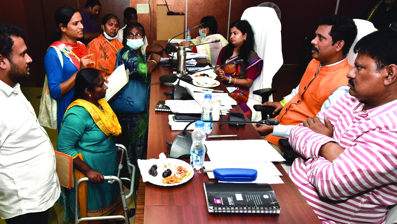 ఓర్పుతో వినండి....సమస్యను పరిష్కరించండి...