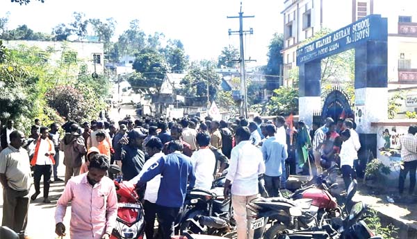 విద్యార్థి సంఘాలు, బంధువుల ఆందోళన