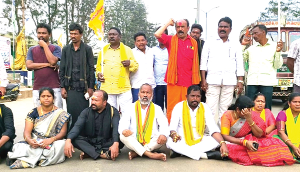 అయ్యన్న అరెస్టుపై టిడిపి నేతల ఆందోళన