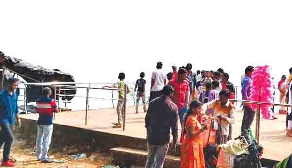 పోటెత్తిన పర్యాటకులు