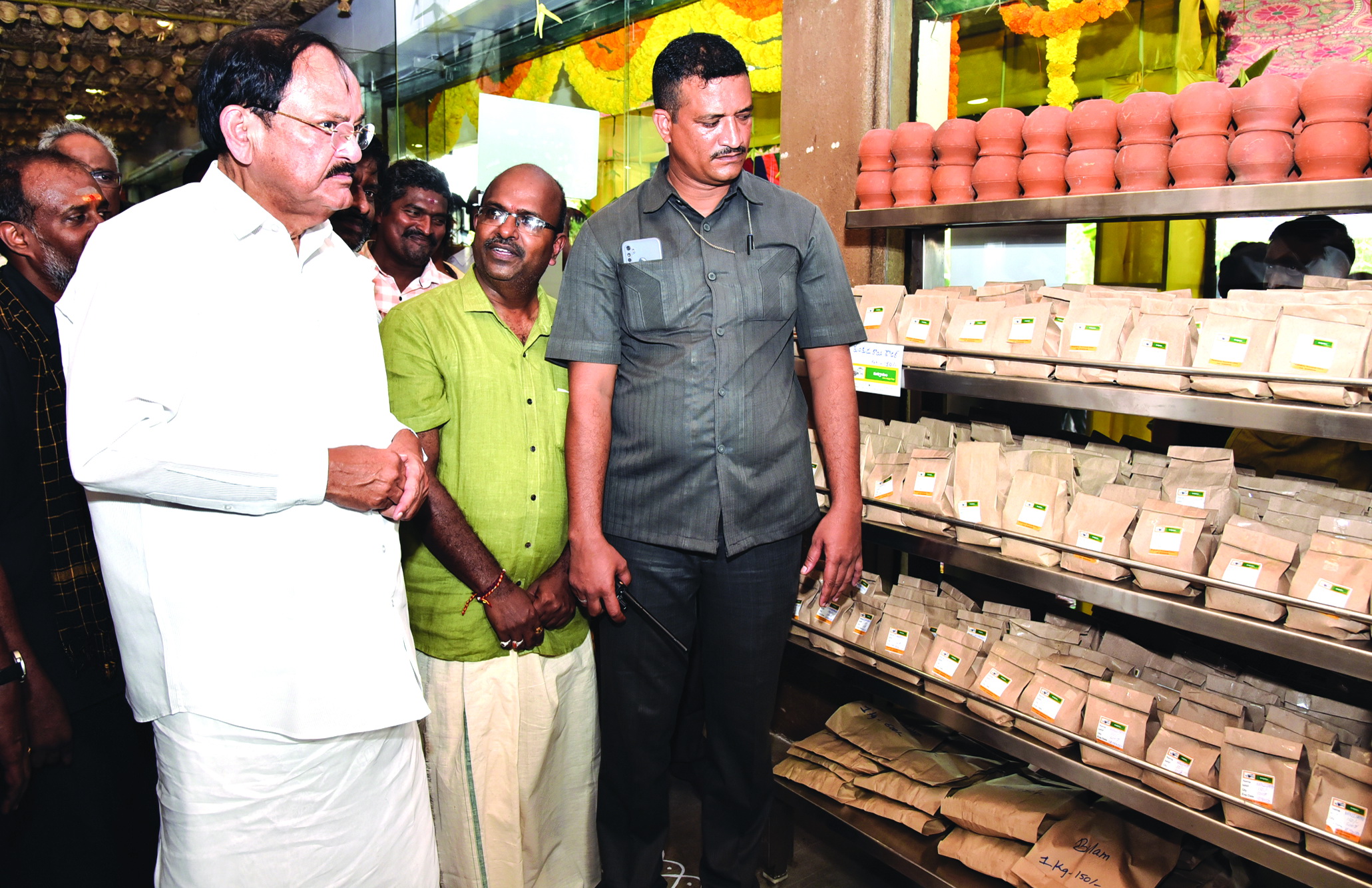 'మన గ్రామం'ను సందర్శించిన వెంకయ్యనాయుడు