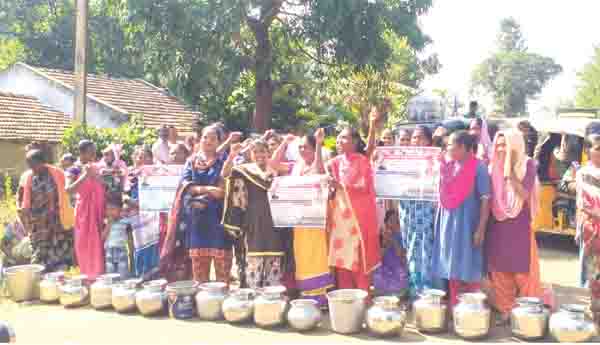 ఖాళీ బిందెలతో ఆందోళన