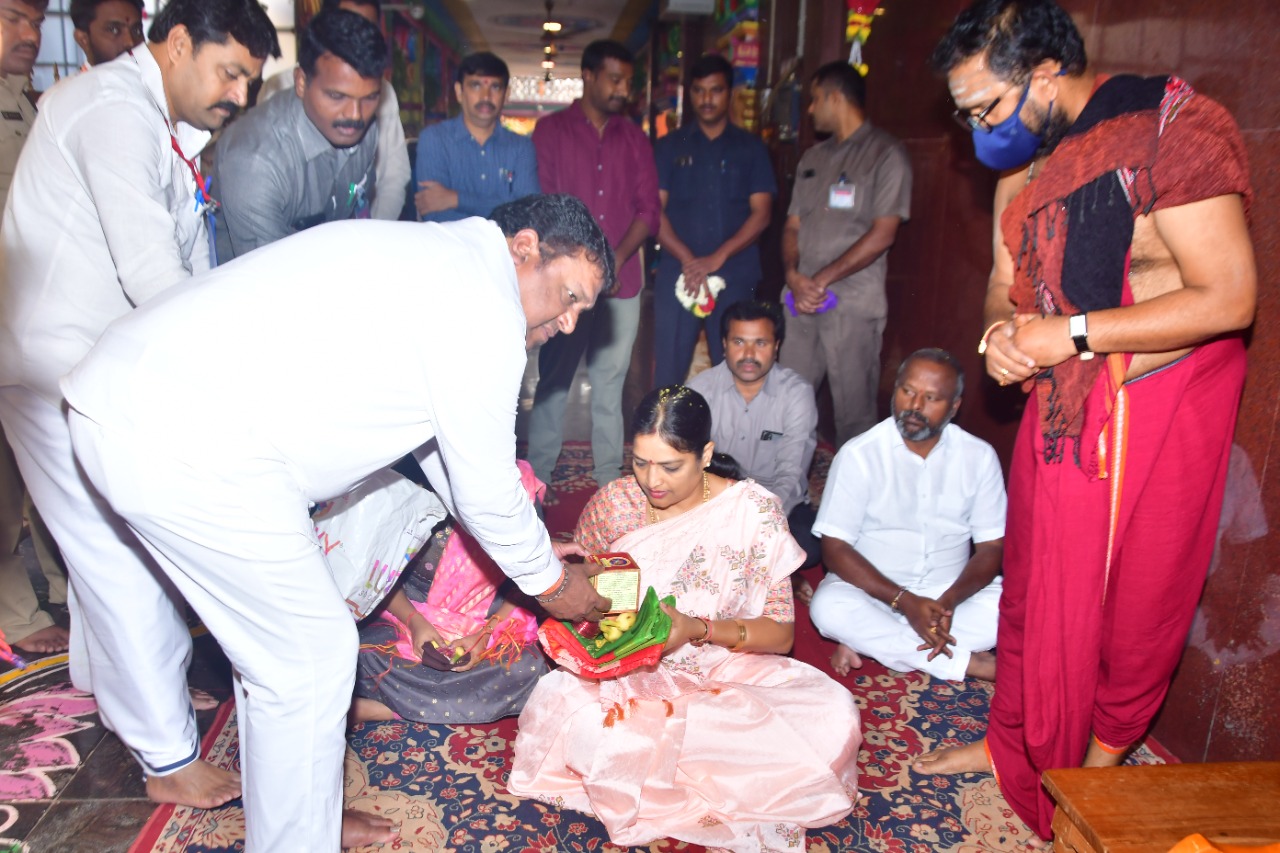 దుర్గమ్మను దర్శించుకున్న మంత్రి ఉషశ్రీ చరణ్‌