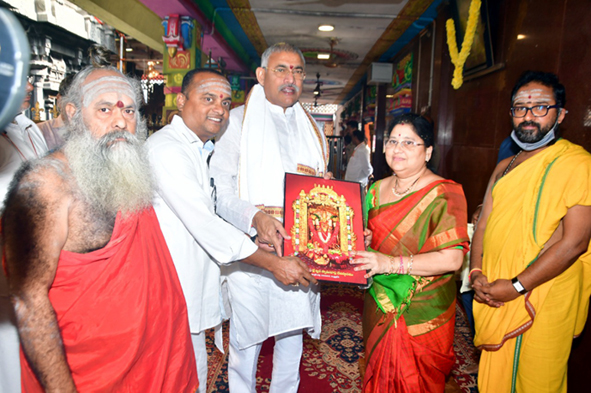 దుర్గమ్మను దర్శించుకున్న మంత్రి చెల్లుబోయిన దంపతులు