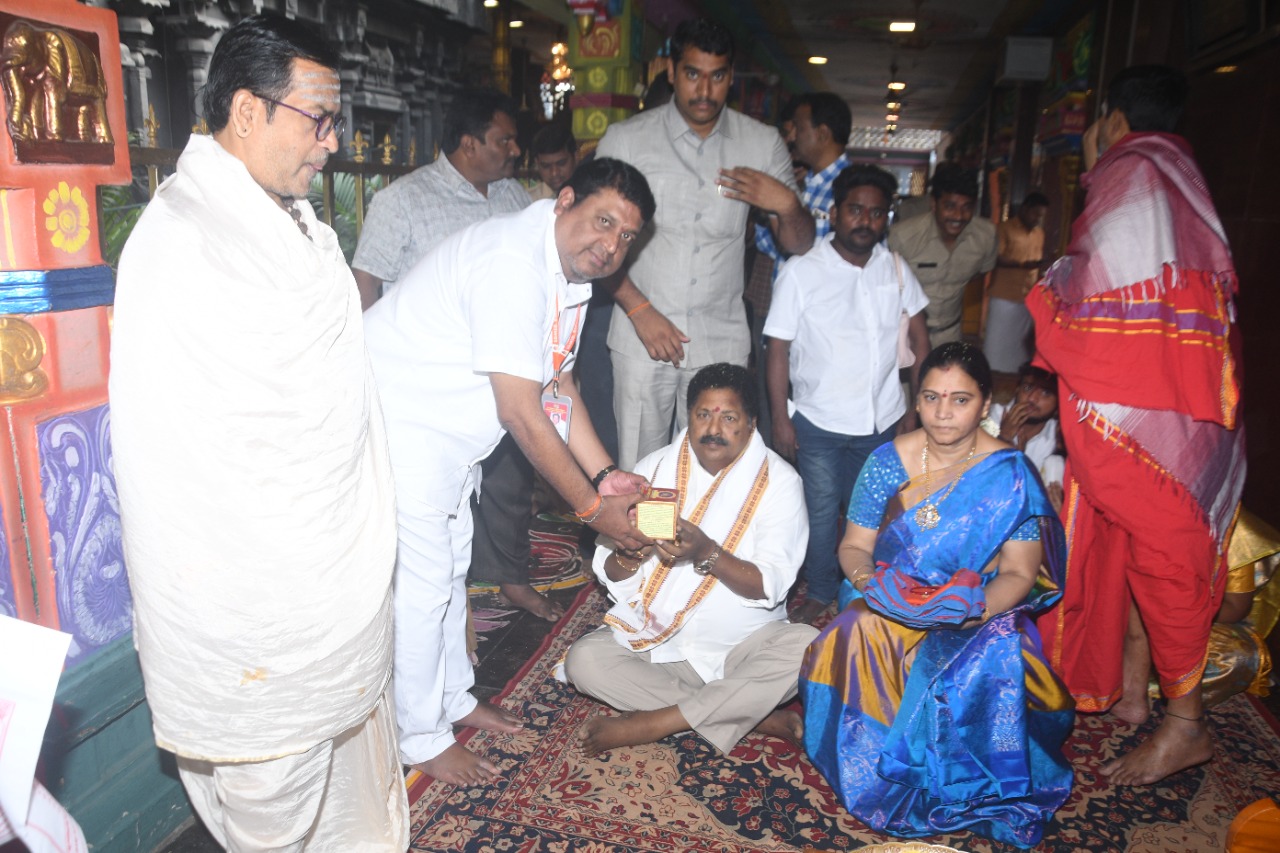 దుర్గమ్మను దర్శించుకున్న మంత్రి కారుమూరి దంపతులు