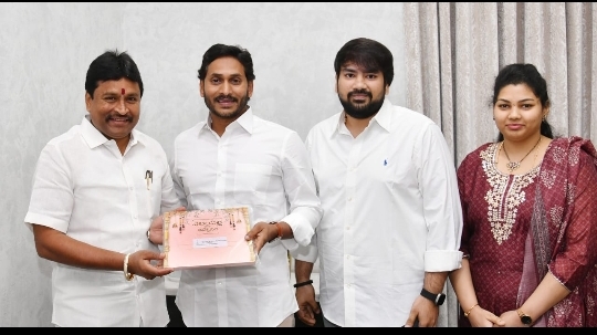 ముఖ్యమంత్రి కలిసిన ఎమ్మెల్యే వెలంపల్లి