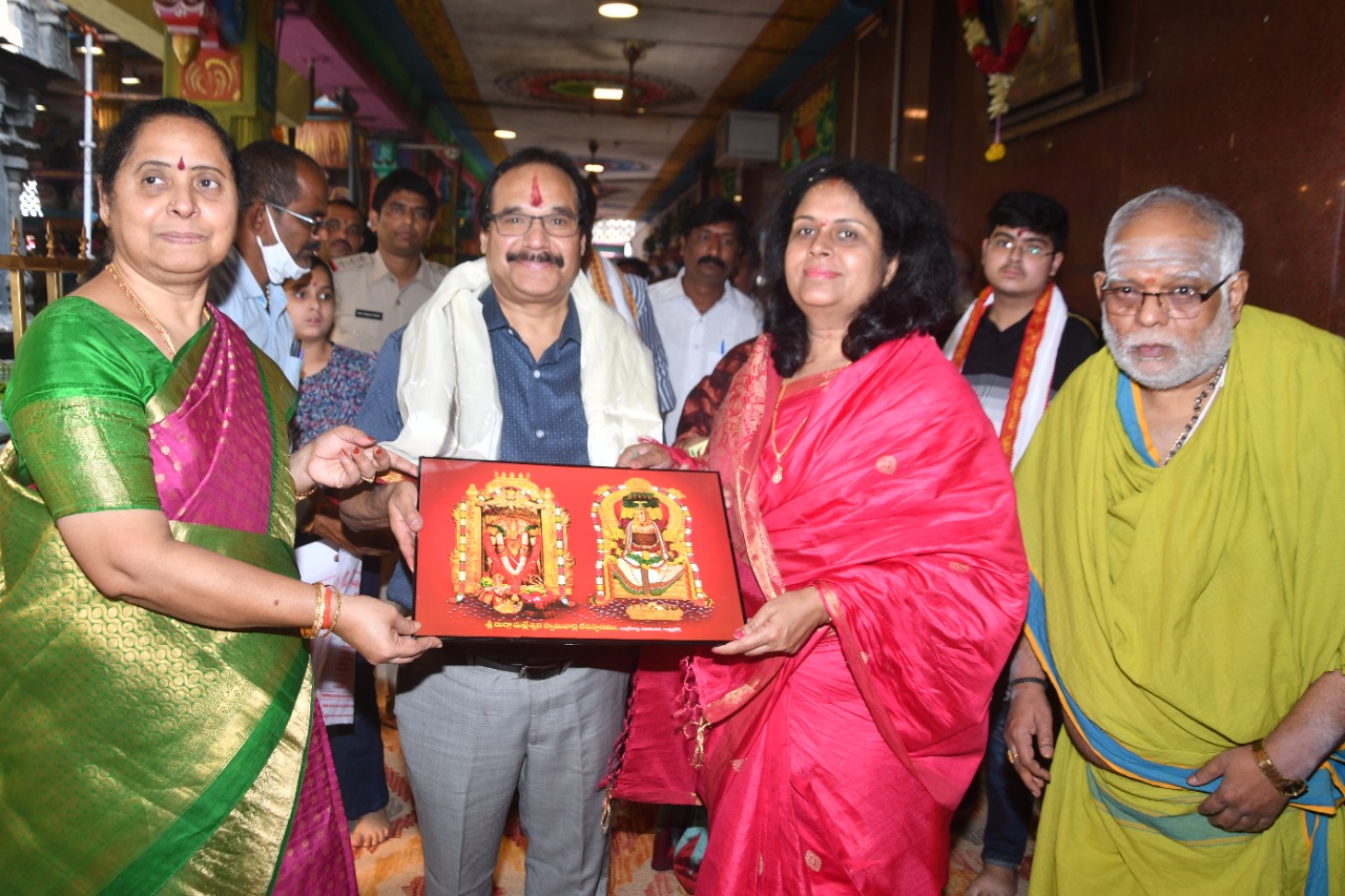 దుర్గమ్మను దర్శించుకున్న హైకోర్టు ప్రధాన న్యాయమూర్తి