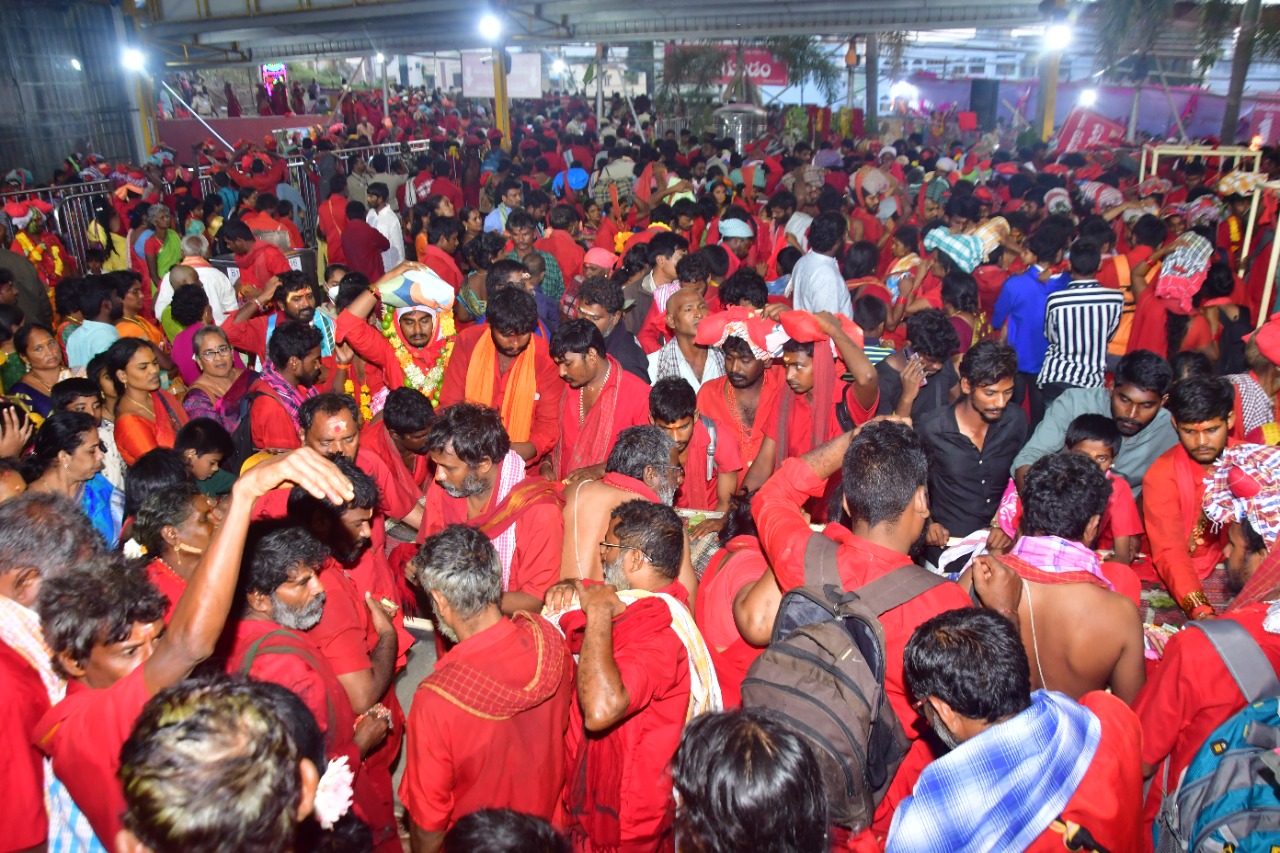 దుర్గమ్మను దర్శించుకున్న 60 వేల మంది భవానీలు