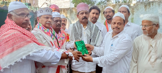 గాలిబ్‌ షాహీద్‌ దర్గాను సందర్శించిన రుద్రరాజు