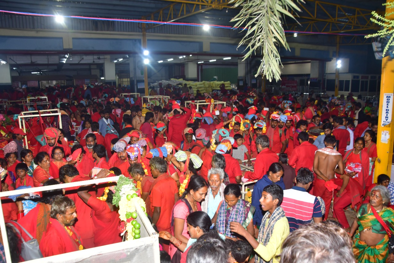 నాల్గో రోజు పోటెత్తిన భవానీలు