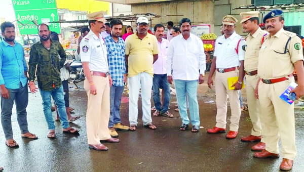 ఫుట్‌పాత్‌లపై వ్యాపారాలు నిషేధం : ఎసిపి