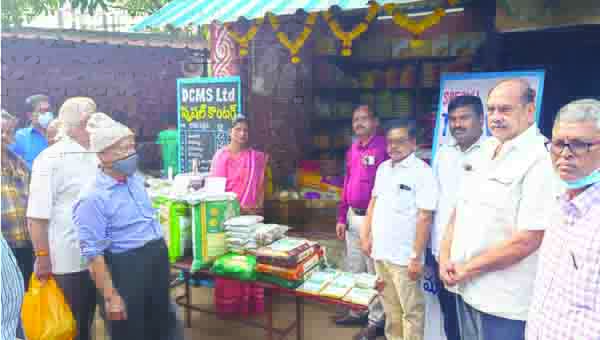 మర్రిపాలెం రైతు బజార్లో డిసిఎంఎస్‌ దుకాణం