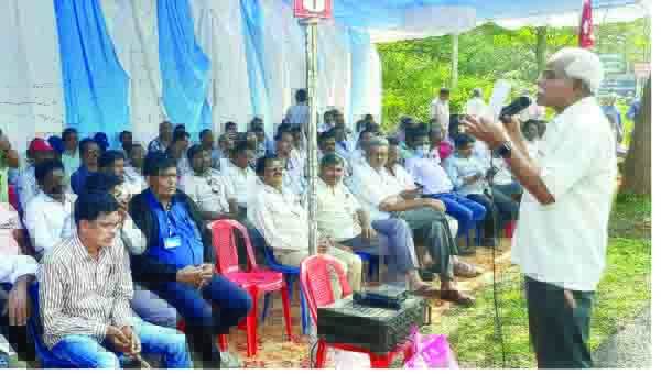 నూతన వేతనాల అమలుకు ఉద్యోగుల ధర్నా