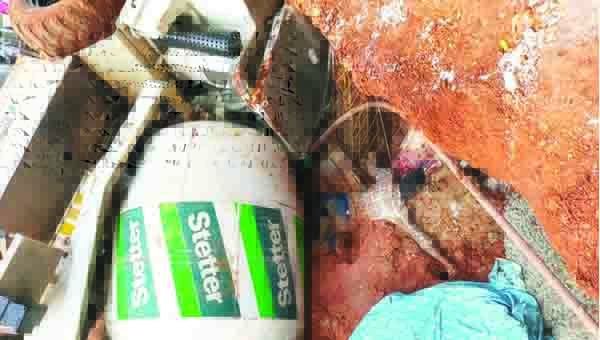 కాంక్రీట్‌ మిక్సర్‌ లారీ పడి వ్యక్తి దుర్మరణం