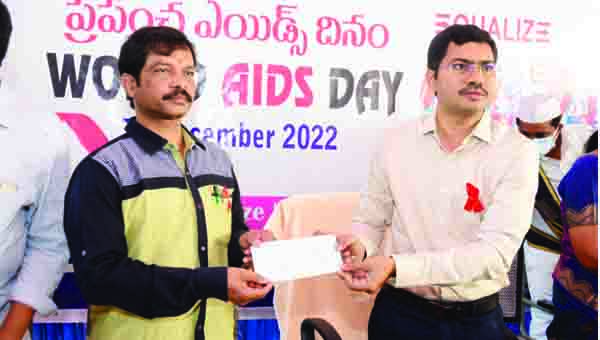 ఎయిడ్స్‌ వ్యాధిగ్రస్తుల సంక్షేమానికి కలెక్టర్‌ విరాళం