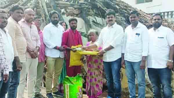 అగ్ని ప్రమాద బాధిత కుటుంబానికి సాయం