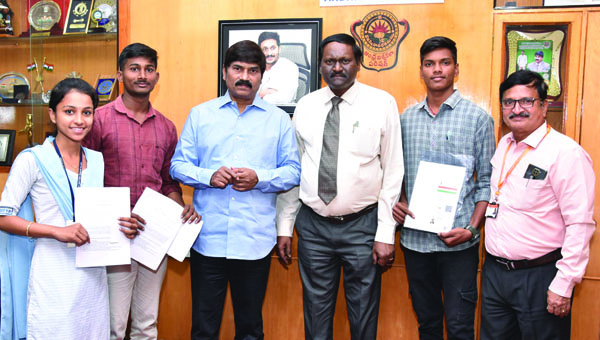 రిపబ్లిక్‌డే పరేడ్‌కు ఎంపికైన విద్యార్థులకు విసి అభినందనలు