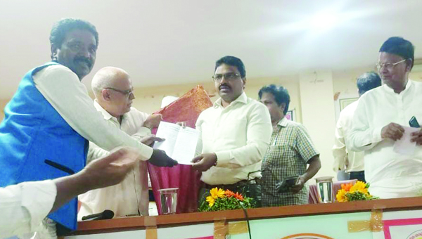 శ్మశాన వాటికలో షెల్టర్‌ ఏర్పాటుకు వినతి