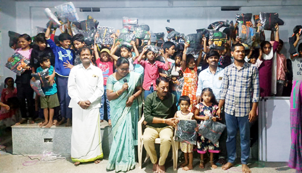 పేద పిల్లలకు చలికోట్లు పంపిణీ