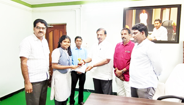 విద్యార్థులకు బహుమతులు ప్రదానం