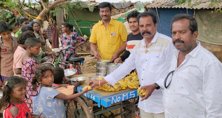 పేదలకు ఆహారం పంపిణీ