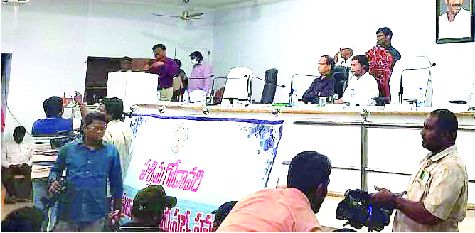 తూతూమంత్రంగా జెడ్‌పి సమావేశం