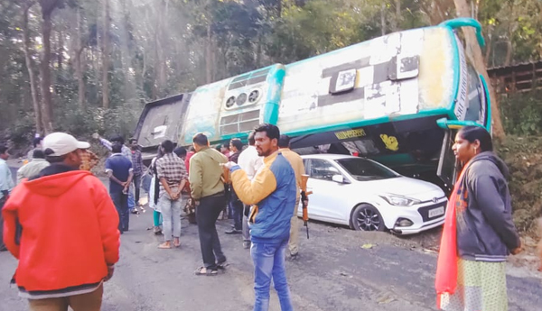 A-tourist-bus-hit-the-car