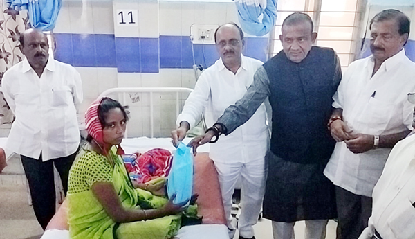 ఆస్పత్రిలో రోగులకు పండ్లు పంపిణీ