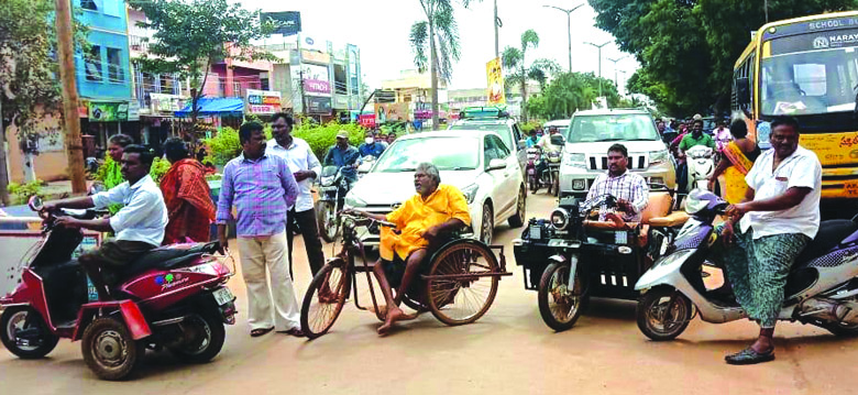 పెన్షన్లు రద్దు చేయొద్దని రాస్తారోకో