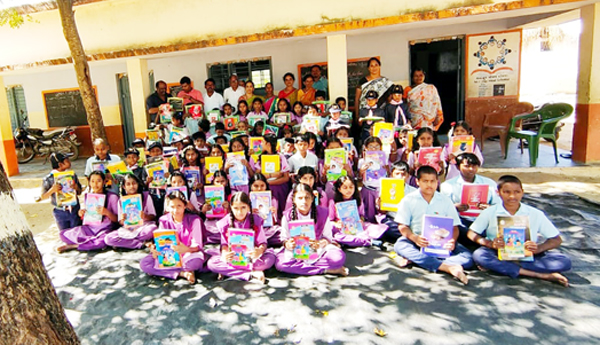 విద్యార్థులకు విద్యా సామగ్రి పంపిణీ