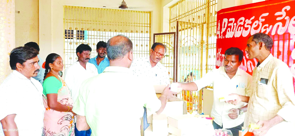 పేదలకు కార్పొరేట్‌ వైద్యం అందించాలి