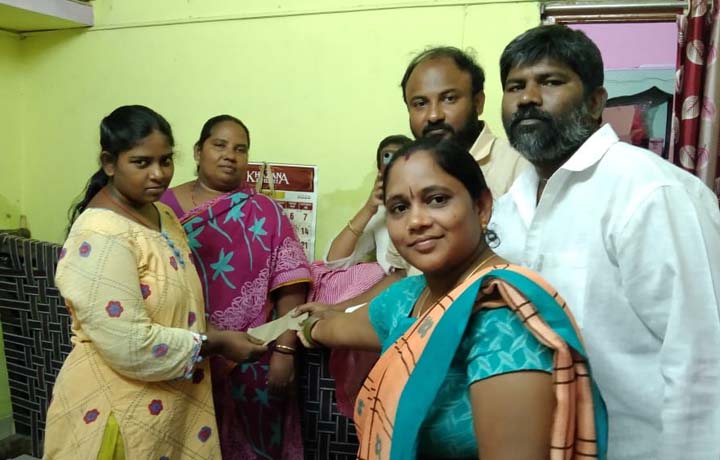 ఆర్థిక సాయం చేస్తున్న దృశ్యం