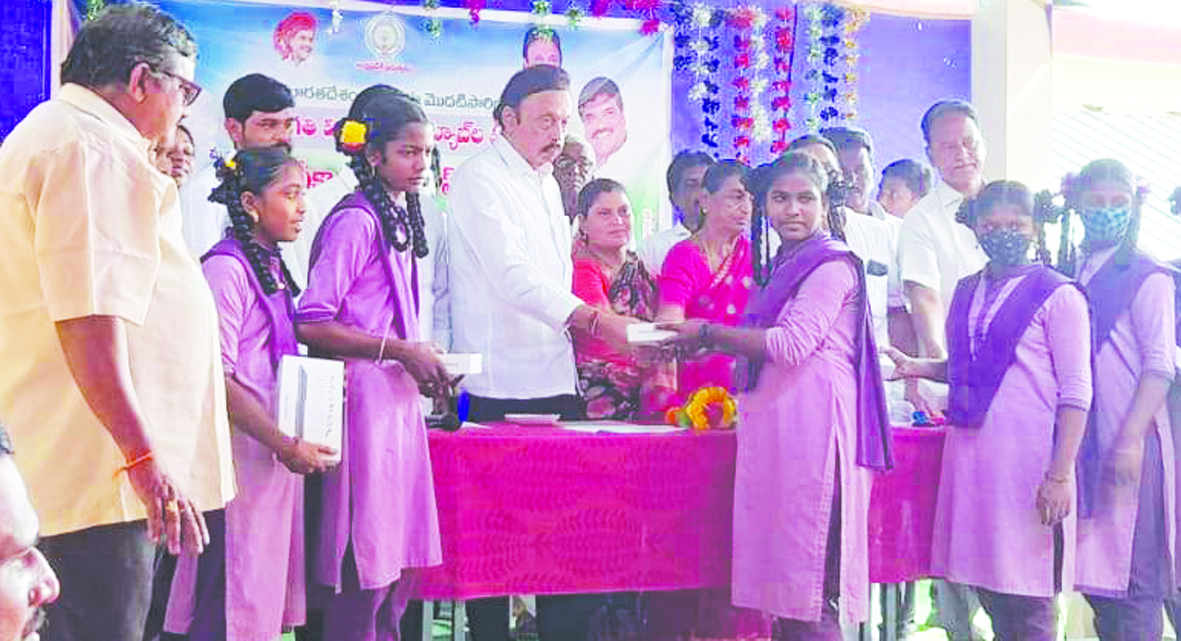 విద్యార్థులు ఉన్నత శిఖరాలు అధిరోహించాలి